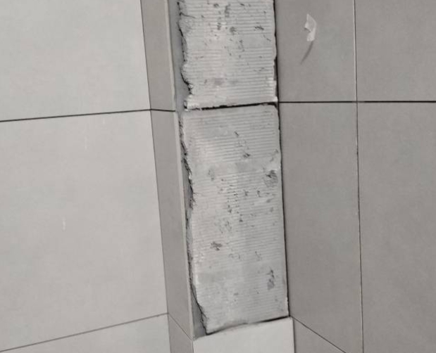 卓资瓷砖空鼓维修公司分享下瓷砖施工前基层浇水润湿程度不足，可能导致以下问题